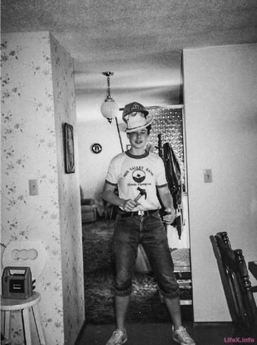 Elon Musk la  ferma verișoarei sale din Canada, la vârsta de 17 ani,