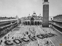 Reclama Coca-Cola, cu ajutorul porumbeilor. Veneția, Italia , anul 196