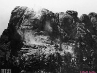 Astefel arăta muntele respectiv până la sculptate în roca sa de granit