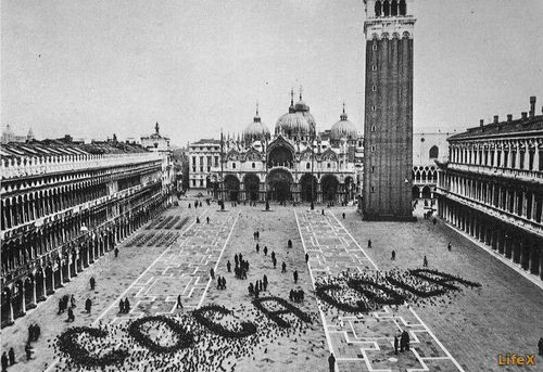 Reclama Coca-Cola, cu ajutorul porumbeilor. Veneția, Italia , anul 196