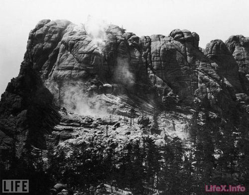 Astefel arăta muntele respectiv până la sculptate în roca sa de granit